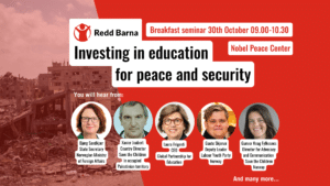 Rødt banner med bilde av bidragsytere i panelsamtale på barnerettighetsfrokost. I bakgrunnen er det en utbombet gate med ødelagte hus.