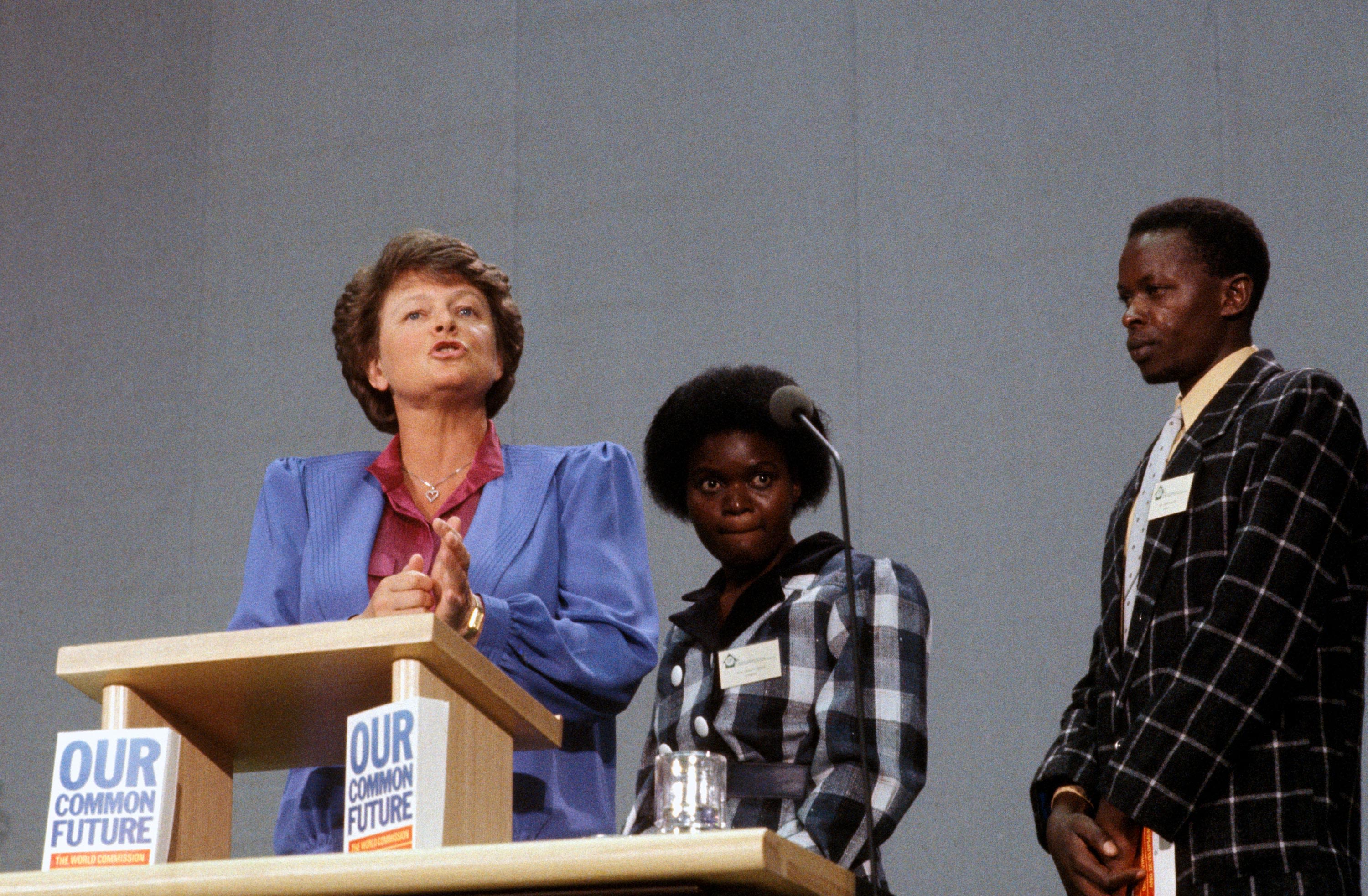Statsminister Gro Harlem Brundtland presenterer miljørapporten "Our Common Future" fra Brundtland-kommisjonen for miljø og utvikling i 1987.