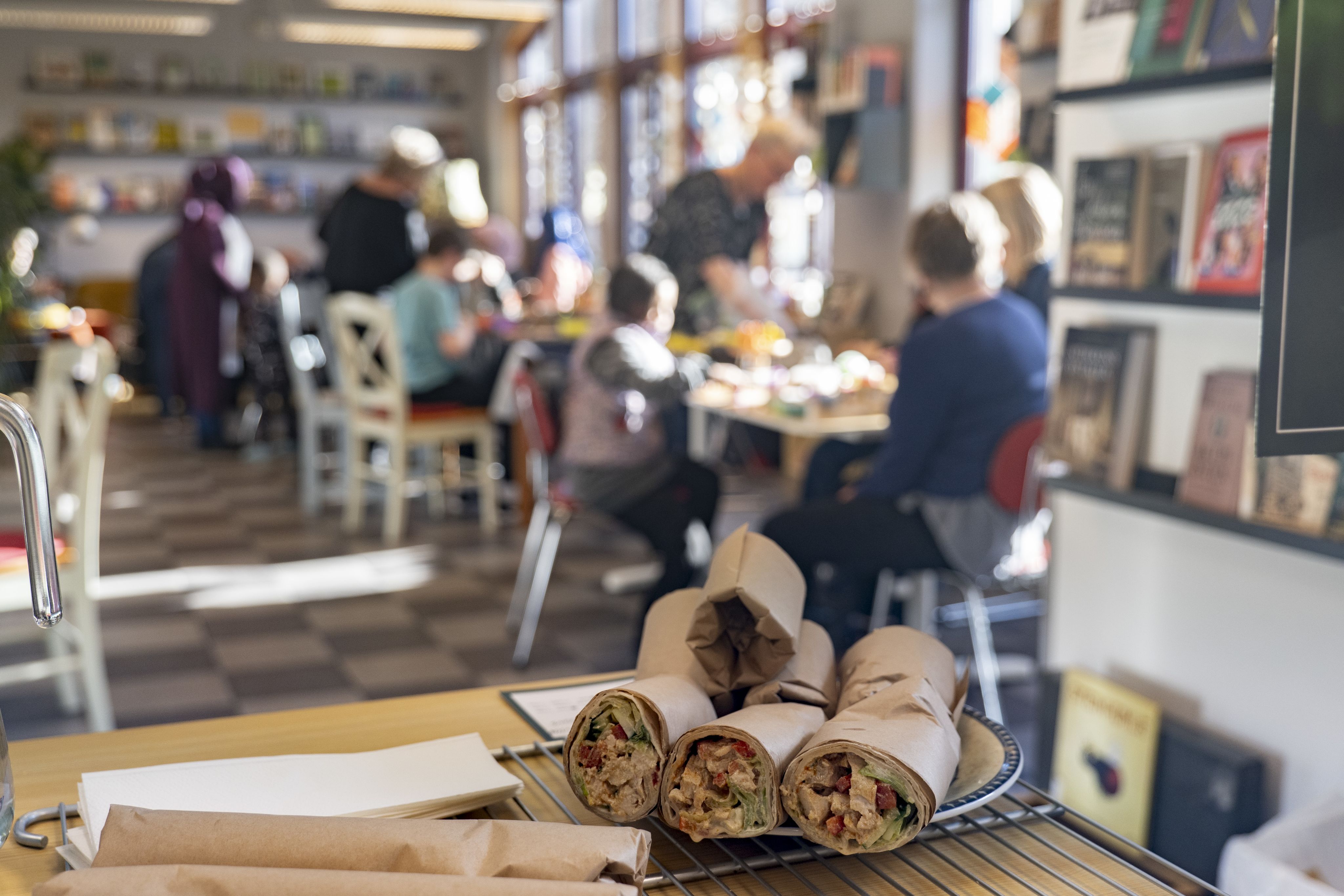 Kyllingwraps ligger servert på et fat. Foto.