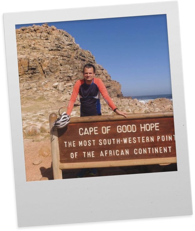 Polaroidbilde av Atle som står bak skiltet som sier “Cape the good hope, the most south-western point of the African continent”. 