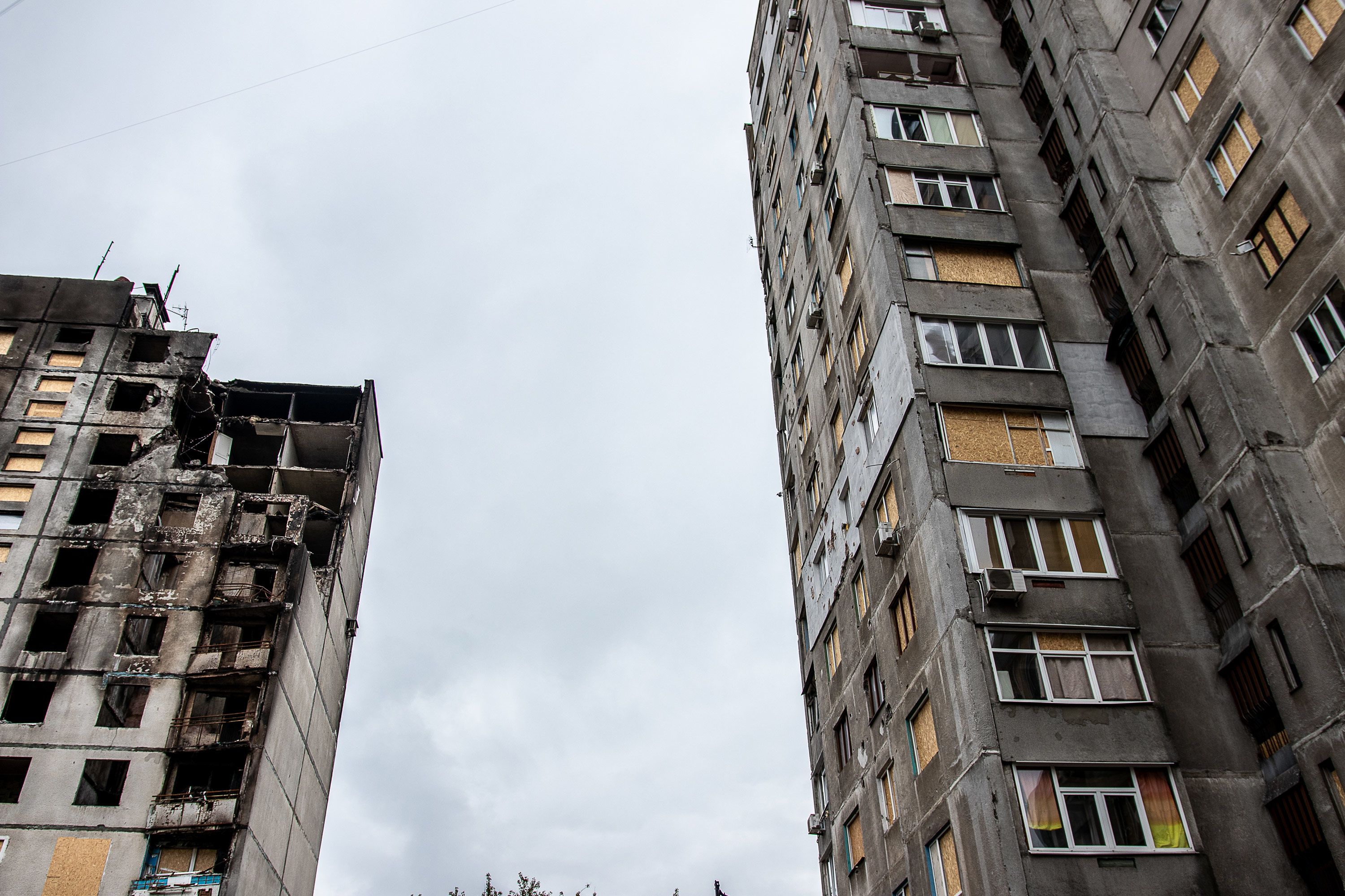 To bombede høyblokker i Øst-Ukraina.