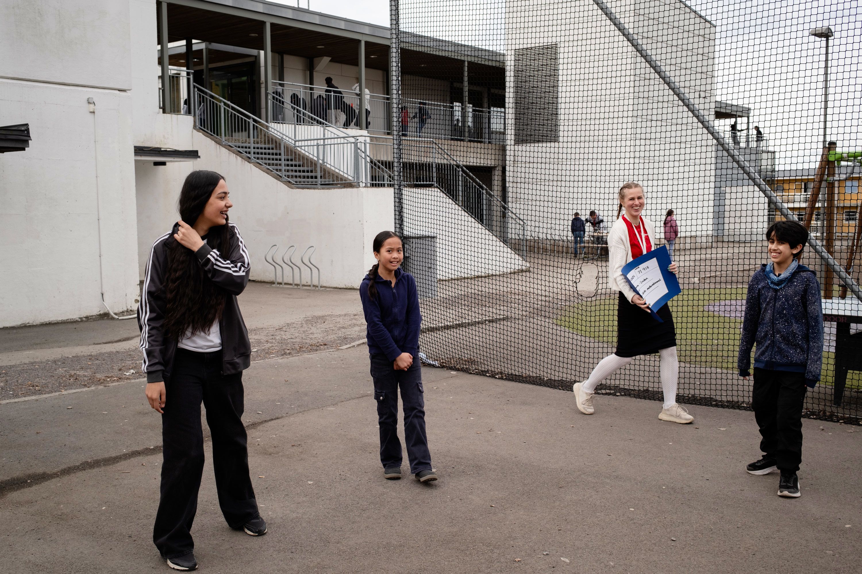 Monita Mercaldi fra Redd Barna fikk gleden av å ta imot sjekken fra Mahnoor, Janine og og Adam på Lindeberg skole i Oslo.