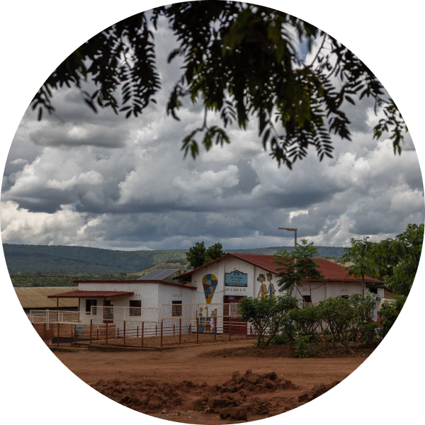 Oversiktsbilde av utsiden av Itetero barnehagen i Mahama leiren i Rwanda. 