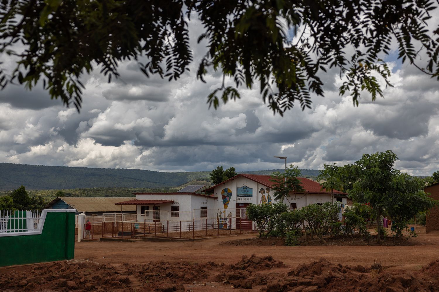 Oversiktsbilde av utsiden av Itetero barnehagen i Mahama leiren i Rwanda. 