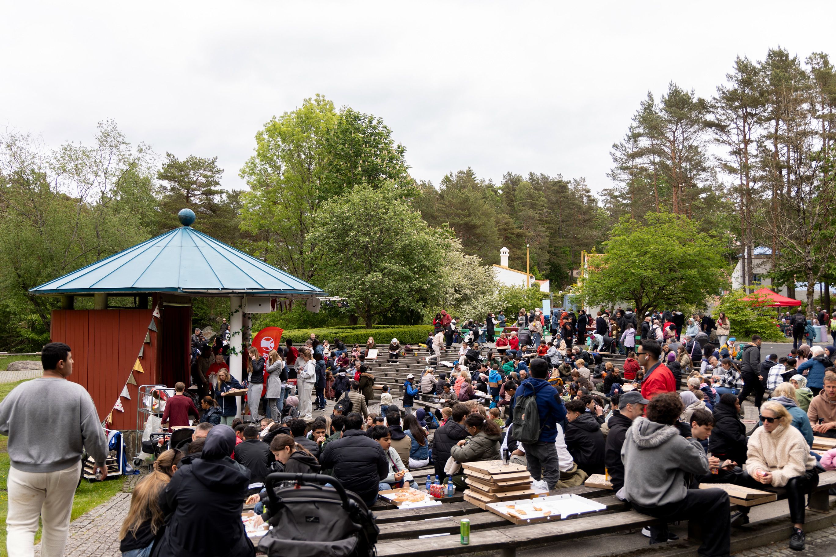 Oversiktsbilde av barnefamilier og Redd Barna frivillige i Kristiansand dyrepark.