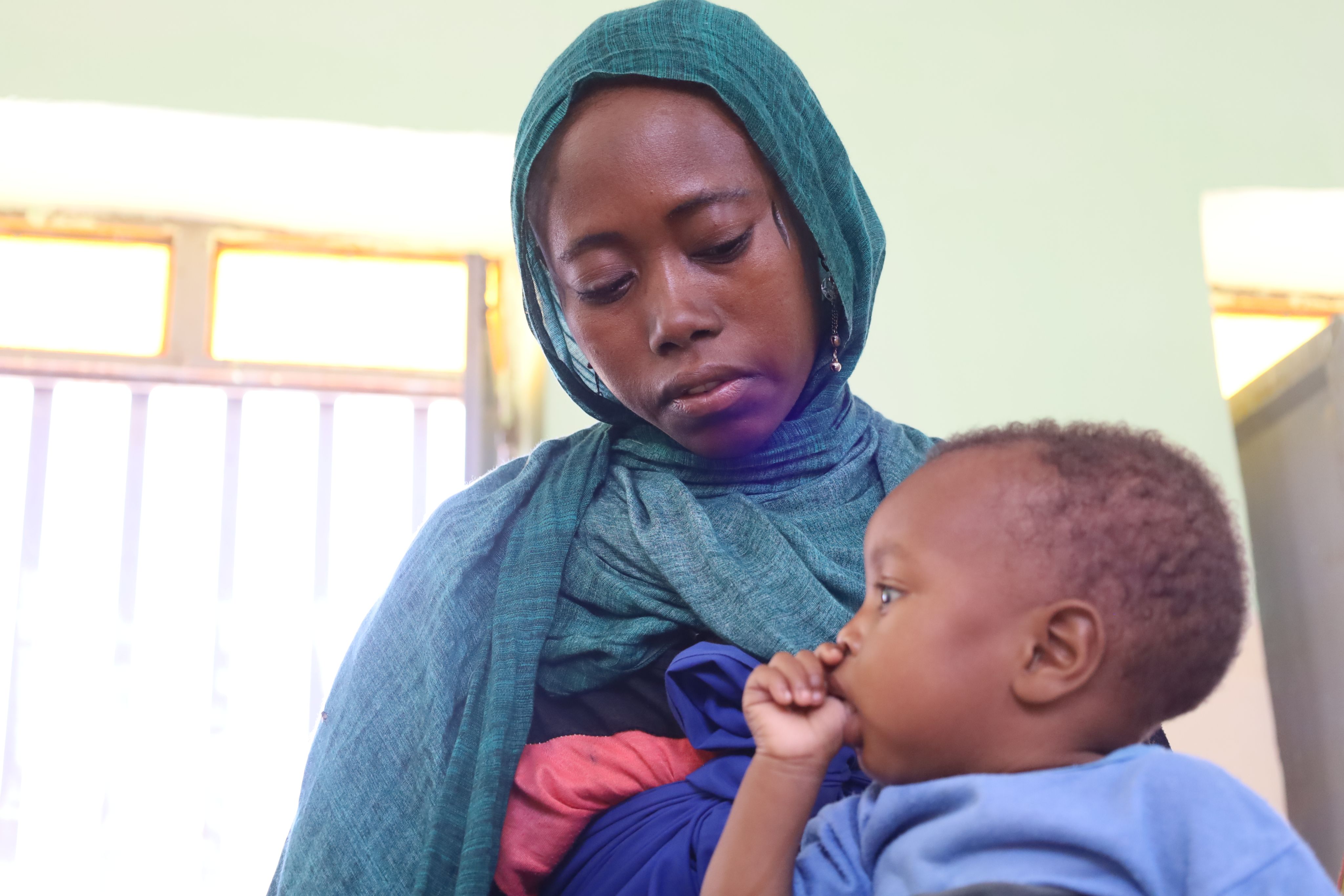 Bashir, 2 år, med moren Mahasin ved helsesenteret drevet av Redd Barna i Sudan.