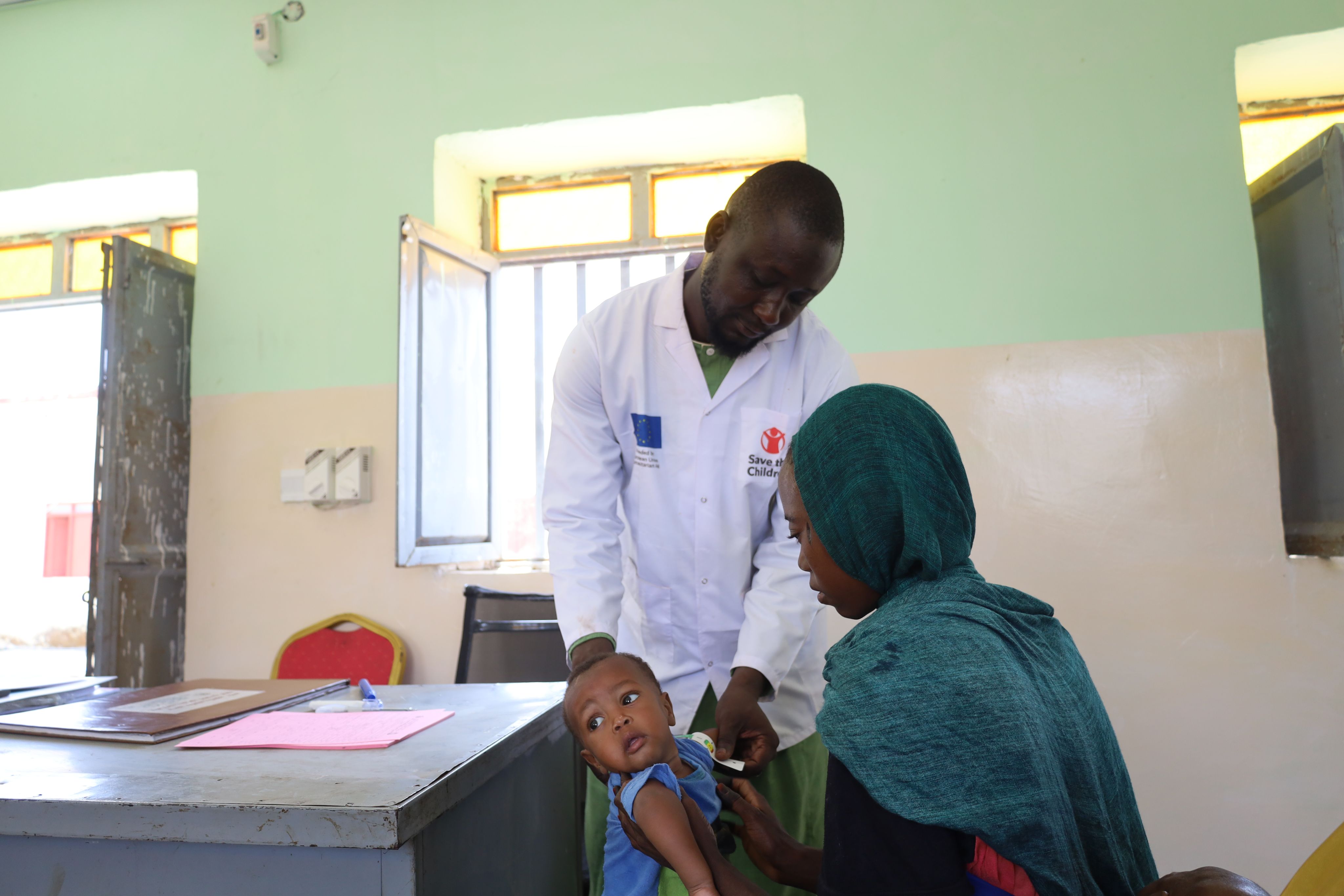 Bashir får helsesjekk av en Redd Barna ansatt på helsesenteret i Sudan.