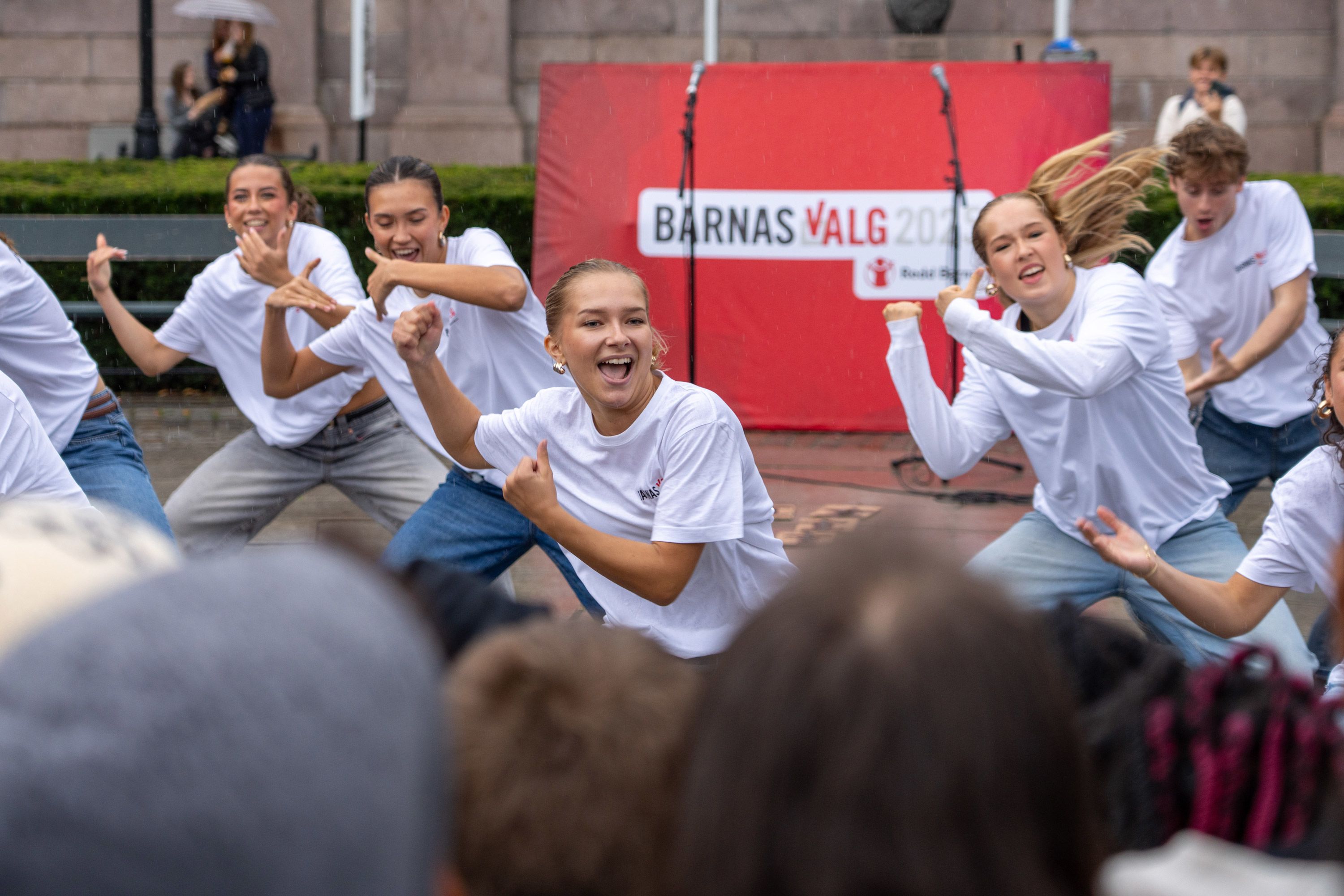 Ungdommer danser foran Barnas Valg scenen ved Stortinget.