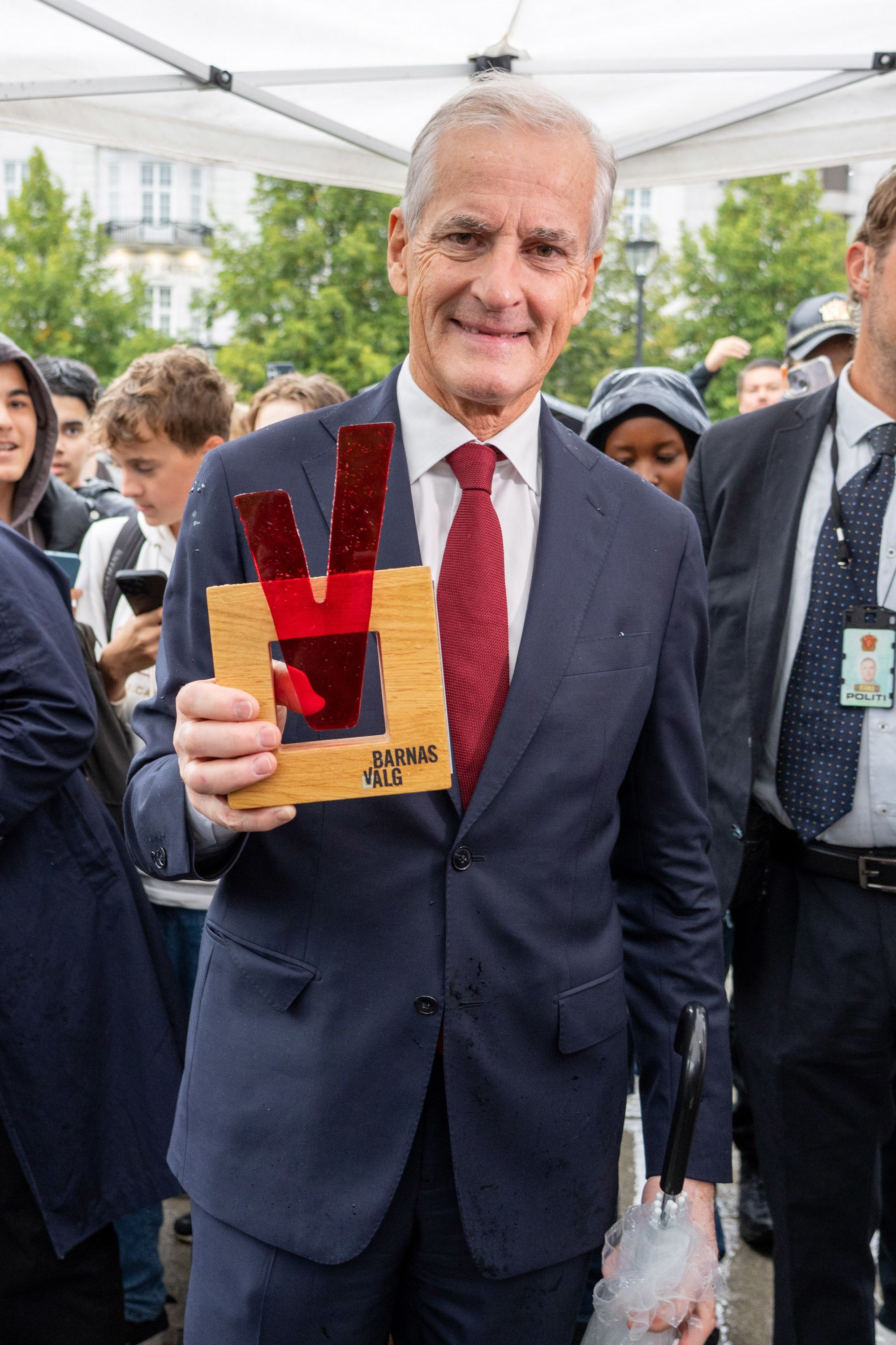 Jonas Gahr Støre holder opp Barnas Valg prisen.